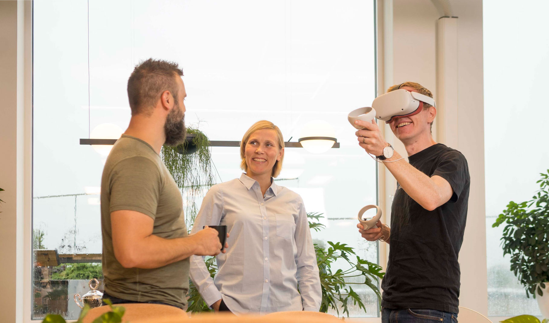 Personer som snakker og test VR-briller