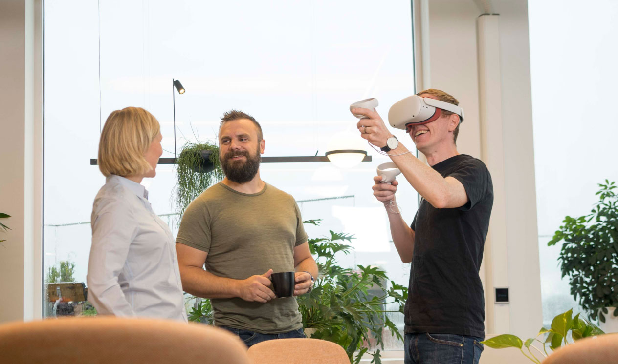 Personer som snakker og tester VR-briller